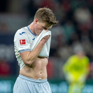 Marius Bülter ärgert sich über die Niederlage seiner TSG Hoffenheim bei Bayer 04 Leverkusen.