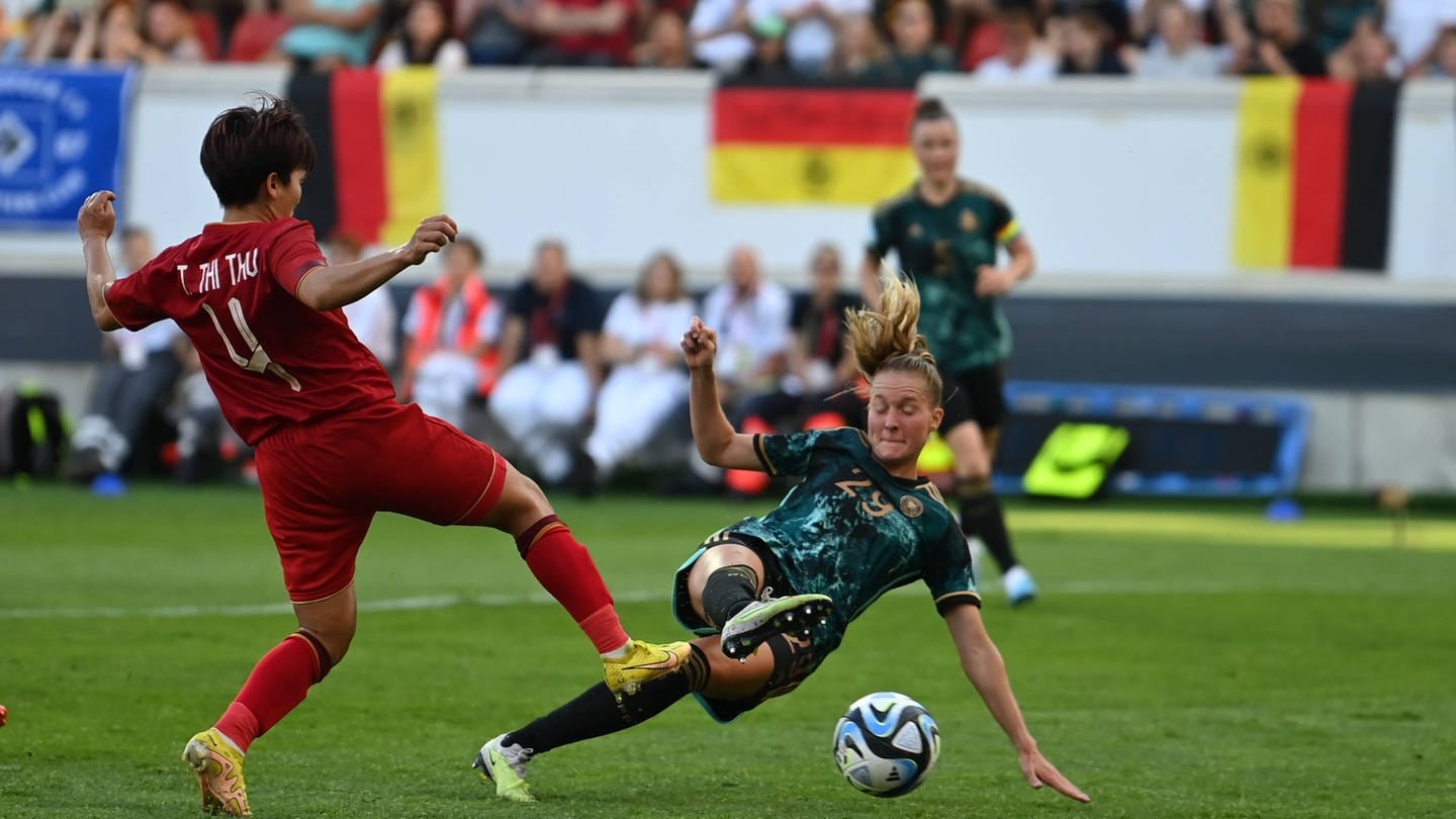 Janina Minge vom SC Freiburg erzielt beim 2:1 Sieg gegen Vietnam ihr erstes Länderspieltor
