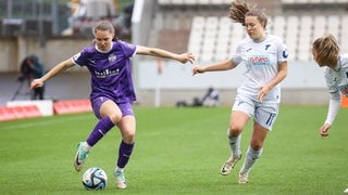 Lilli Purtscheller (SGS Essen) und Mara Alber (TSG Hoffenheim) im Kapmf um den Ball.