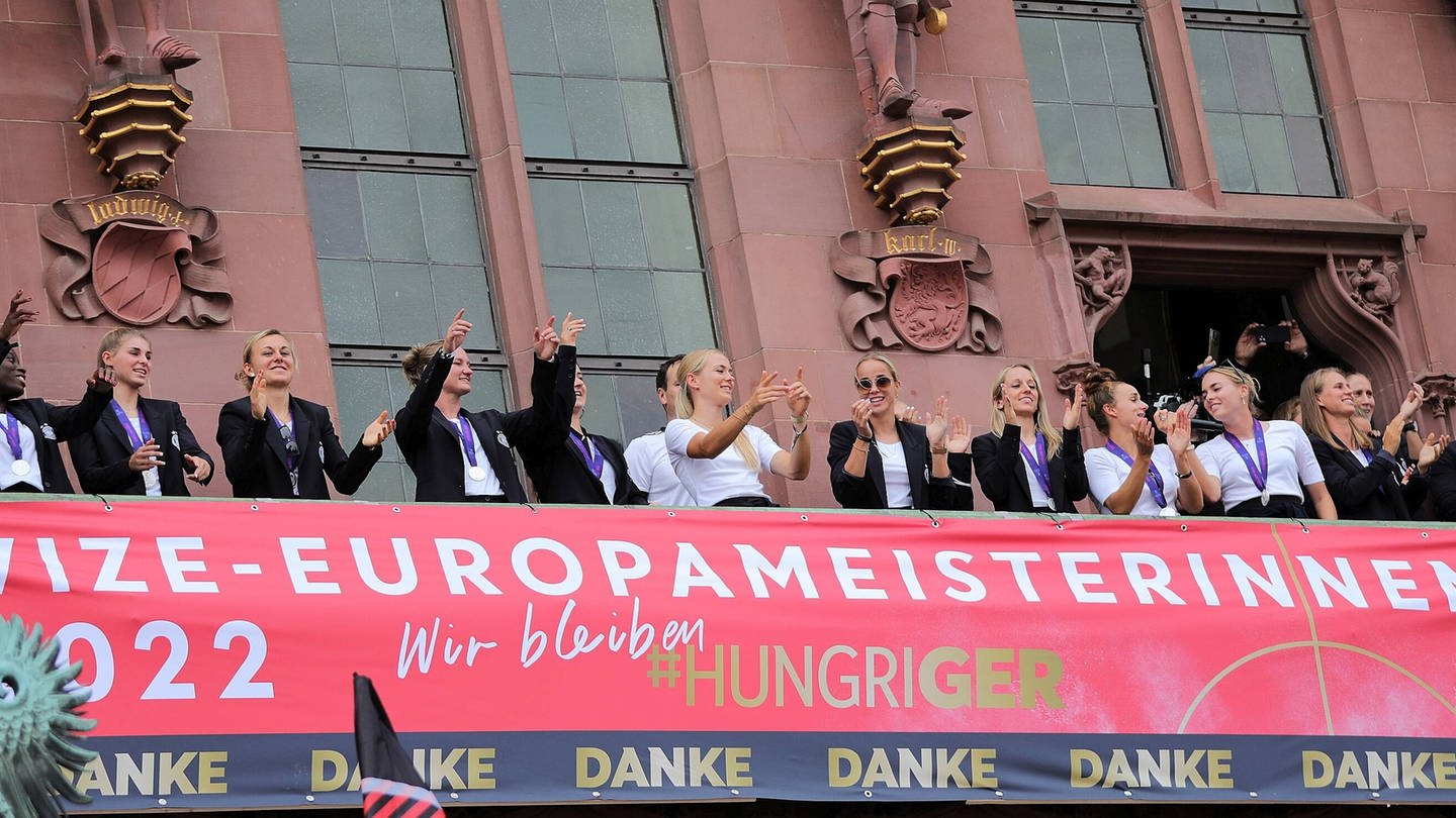 Die Deutsche Frauen-Fußballnationalmannschaft beim Empfang nach der EM