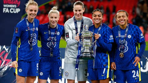 Torhüterin Ann-Katrin Berger hält gemeinsam mit anderen Spielerinnen des Chelsea FC die Trophäe des FA-Cup in die Höhe. 