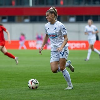 Selina Cerci dribbelt mit dem Ball am Fuß