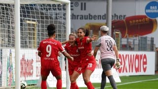 Der SC Freiburg bejubelt gegen Potsdam die frühe Führung durch Annabel Schasching