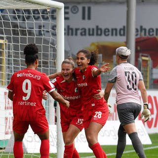 Der SC Freiburg bejubelt gegen Potsdam die frühe Führung durch Annabel Schasching