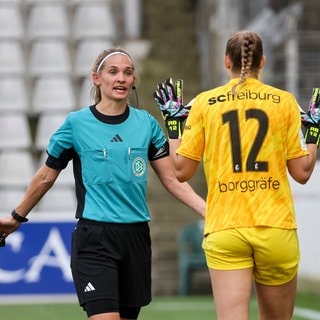 Schiedsrichterin Theresa Hug und Rafaela Borggräfe (Torhüterin SC Freiburg) im Dialog