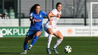 Fußball I Frauen I Saison 2024-2025 I Bundesliga I 8. Spieltag I RB Leipzig - TSG Hoffenheim I 03.11.2024 Zweikampf Marta Cazalla Garcia (15, TSG Hoffenheim) und Giovanna Hoffmann (7, Rasenballsport Leipzig)