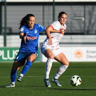 Fußball I Frauen I Saison 2024-2025 I Bundesliga I 8. Spieltag I RB Leipzig - TSG Hoffenheim I 03.11.2024 Zweikampf Marta Cazalla Garcia (15, TSG Hoffenheim) und Giovanna Hoffmann (7, Rasenballsport Leipzig)