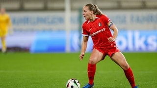 Lisa Karl (Spielerin SC Freiburg) im Spiel gegen den VfL Wolfsburg.