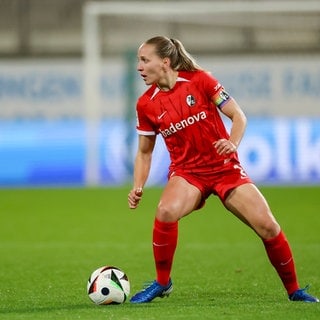 Lisa Karl (Spielerin SC Freiburg) im Spiel gegen den VfL Wolfsburg.