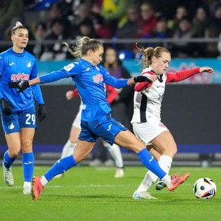 Julia Hickelsberger (Hoffenheim) gegen Lisanne Gräwe (Eintracht Frankfurt) im Zweikampf.