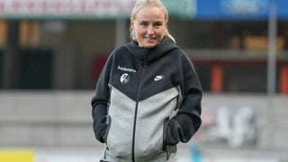 Theresa Merk (Trainerin SC Freiburg) an der Seitenlinie