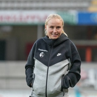 Theresa Merk (Trainerin SC Freiburg) an der Seitenlinie