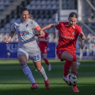 Melissa Kössler (TSG Hoffenheim) im Zweikampf mit Annabel Schasching (SC Freiburg)