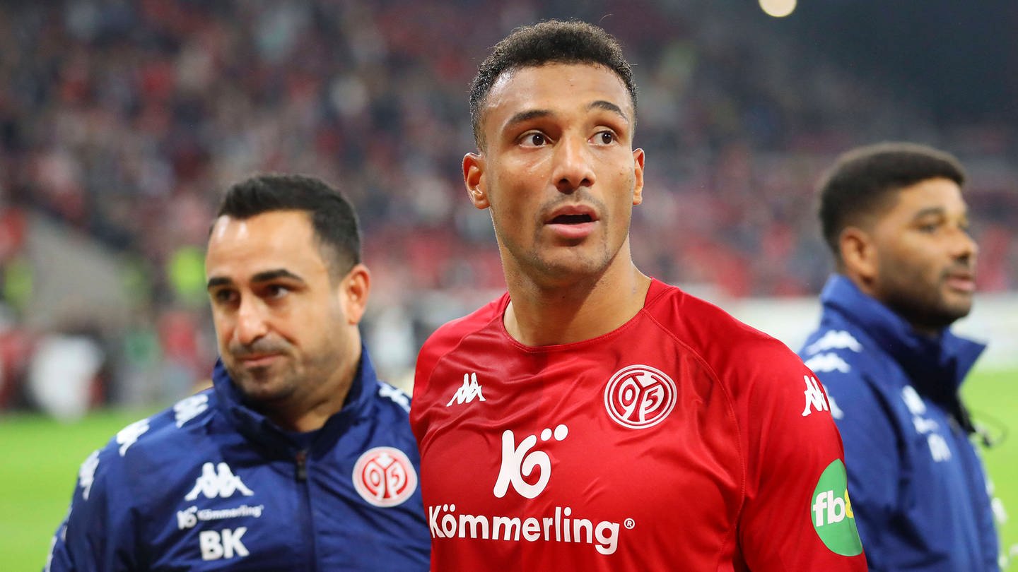 05-Stürmer Karim Onisiwo nach dem Sieg gegen den 1.FC Köln