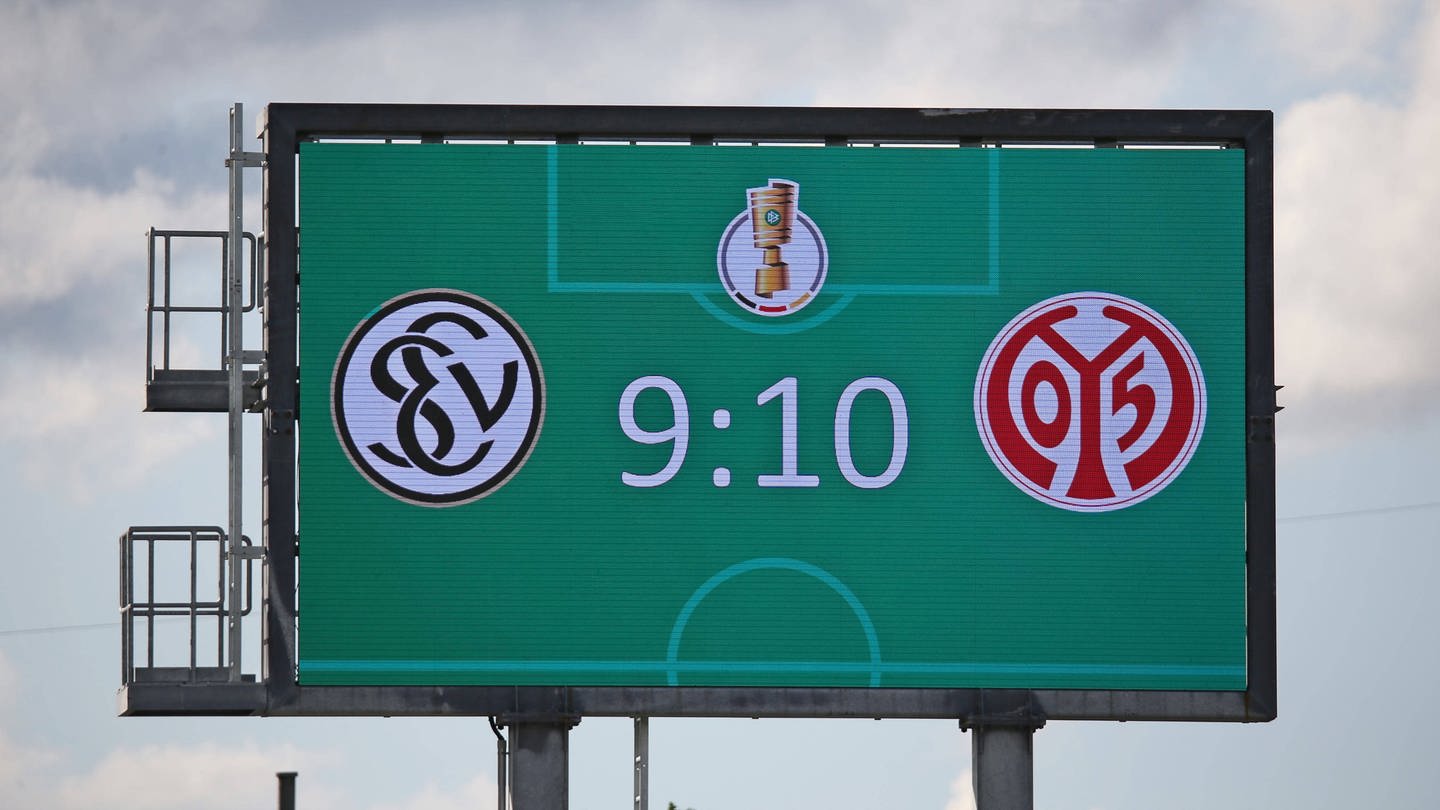 Mainz 05 gewinnt im DFB-Pokal 2021 nach Elfmeterschießen in Elversberg