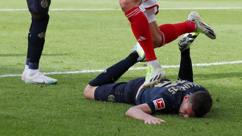 Sinnbild der Mainzer Niederlage: Stefan Bell liegt am Boden.