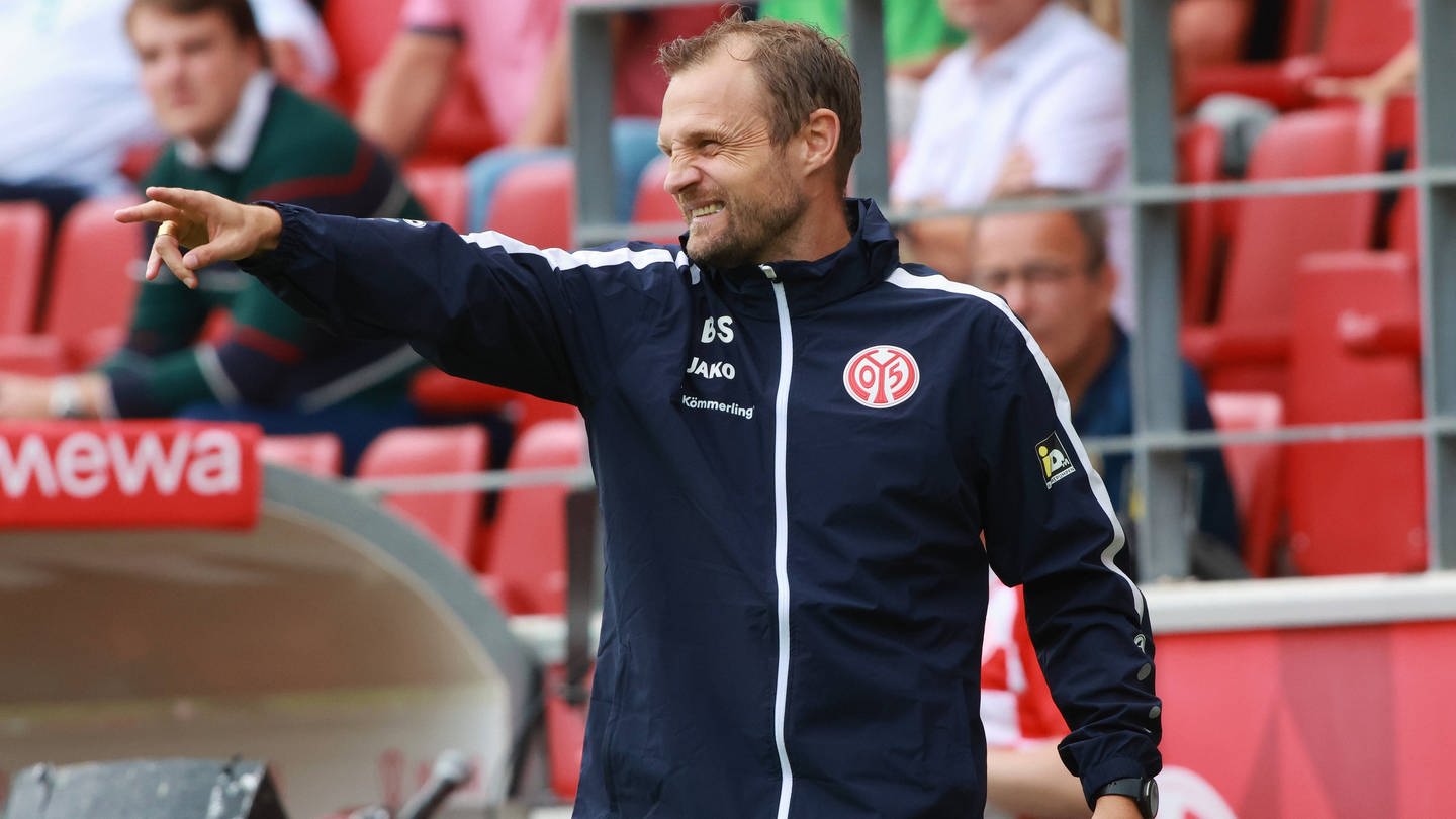 Mainz-Trainer Bo Svensson gestikuliert an der Seitenlinie.