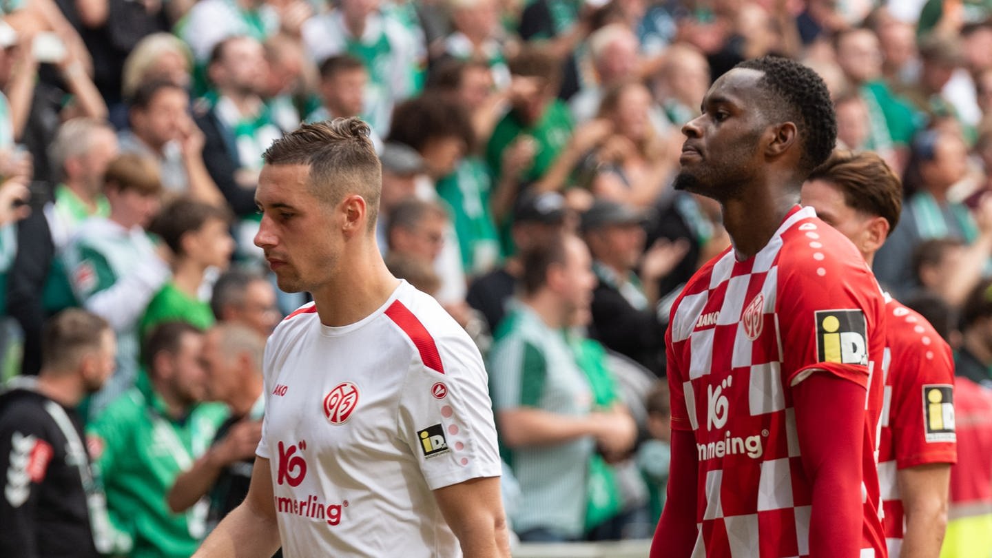 Enttäuschte Spieler des 1. FSV Mainz 05 nach dem 0:4 beim SV Werder Bremen