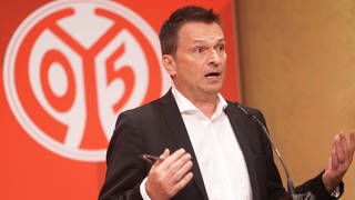 Christian Heidel bei der Mitgliederversammlung von Mainz 05.