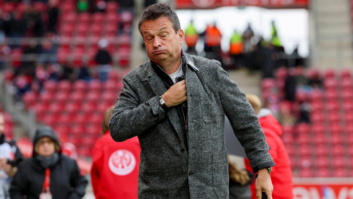 Sportvorstand Christian Heidel pustet einmal kräfitg durch. Er kann es nicht fassen, dass Mainz 05 gegen den SC Freiburg verloren hat.