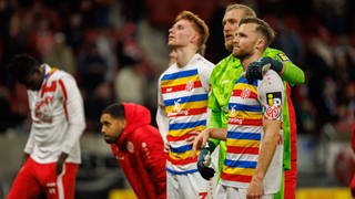 Enttäuschte Mainzer Spieler nach der 0:1-Niederlage gegen Werder Bremen.