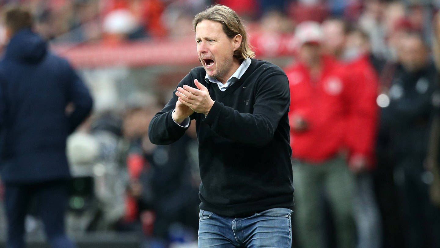 Bo Henriksen, neuer Trainer von Mainz 05, klatscht in die Hände