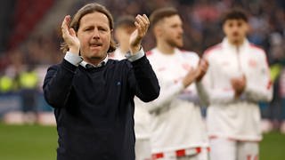 Fussball 1.Bundesliga, FSV Mainz 05 - Borussia Mönchengladbach emspor, v.l. Trainer Bo Henriksen (1.FSV Mainz 05) bedankt sich bei den Fans