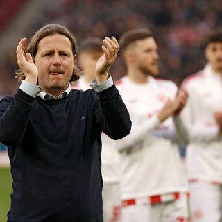 Fussball 1.Bundesliga, FSV Mainz 05 - Borussia Mönchengladbach emspor, v.l. Trainer Bo Henriksen (1.FSV Mainz 05) bedankt sich bei den Fans