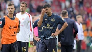 Enttäuschte Spieler des 1. FSV Mainz 05 nach der Niederlage in Augsburg. 