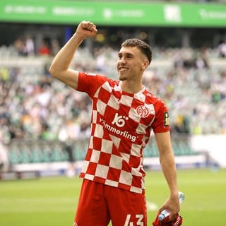 Brajan Gruda jubelt im Mainzer Trikot.