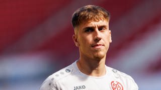 Brajan Gruda im Trainigs-Shirt von Mainz 05.