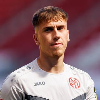 Brajan Gruda im Trainigs-Shirt von Mainz 05.