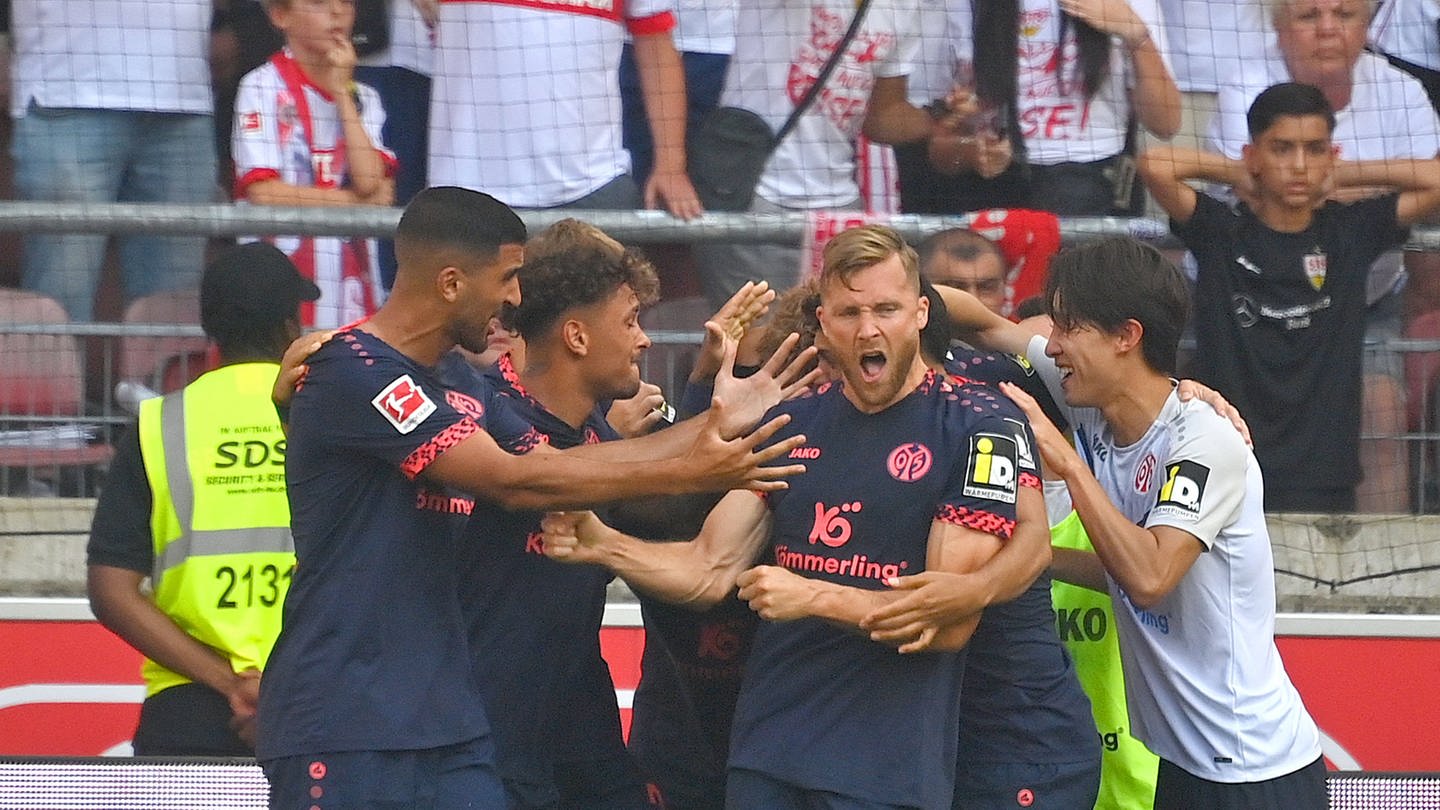 Der 1. FSV Mainz 05 bejubelt den späten Ausgleich beim VfB Stuttgart