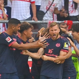 Der 1. FSV Mainz 05 bejubelt den späten Ausgleich beim VfB Stuttgart