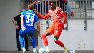 Danny da Costa (1. FSV Mainz 05) gegen Killian Corredor (SV Darmstadt 98).