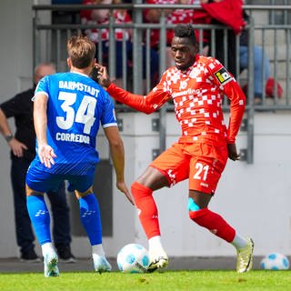 Danny da Costa (1. FSV Mainz 05) gegen Killian Corredor (SV Darmstadt 98).