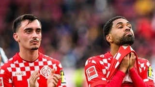 Paul Nebel und Phillipp Mwene vom1. FSV Mainz 05 hadern mit der Niederlage gegen RB Leipzig