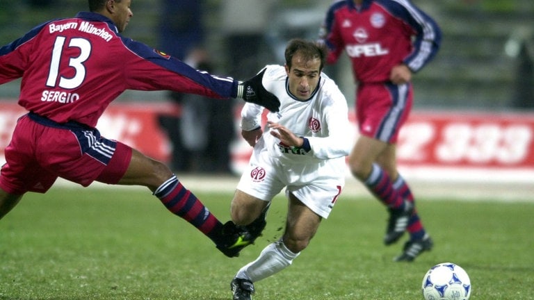 Sirous Dinmohammadi (Mainz, re.) gegen Paulo Sergio (Bayern)