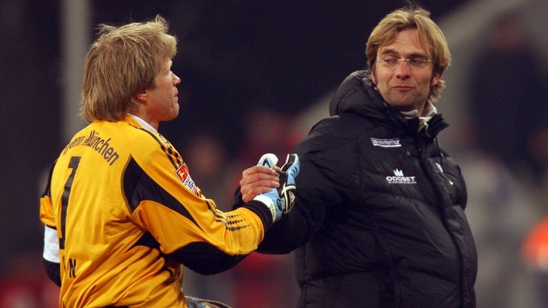 Trainer Jürgen Klopp (Mainz) gratuliert Torwart Oliver Kahn (Bayern)