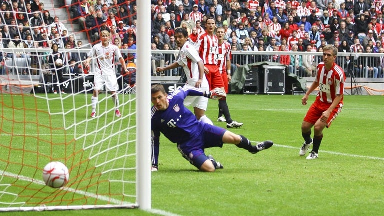 Sami Allagui (Mainz, li.) erzielt per Hackentrick das 0:1 gegen Philipp Lahm (re.) und Torwart Hans Jörg Butt