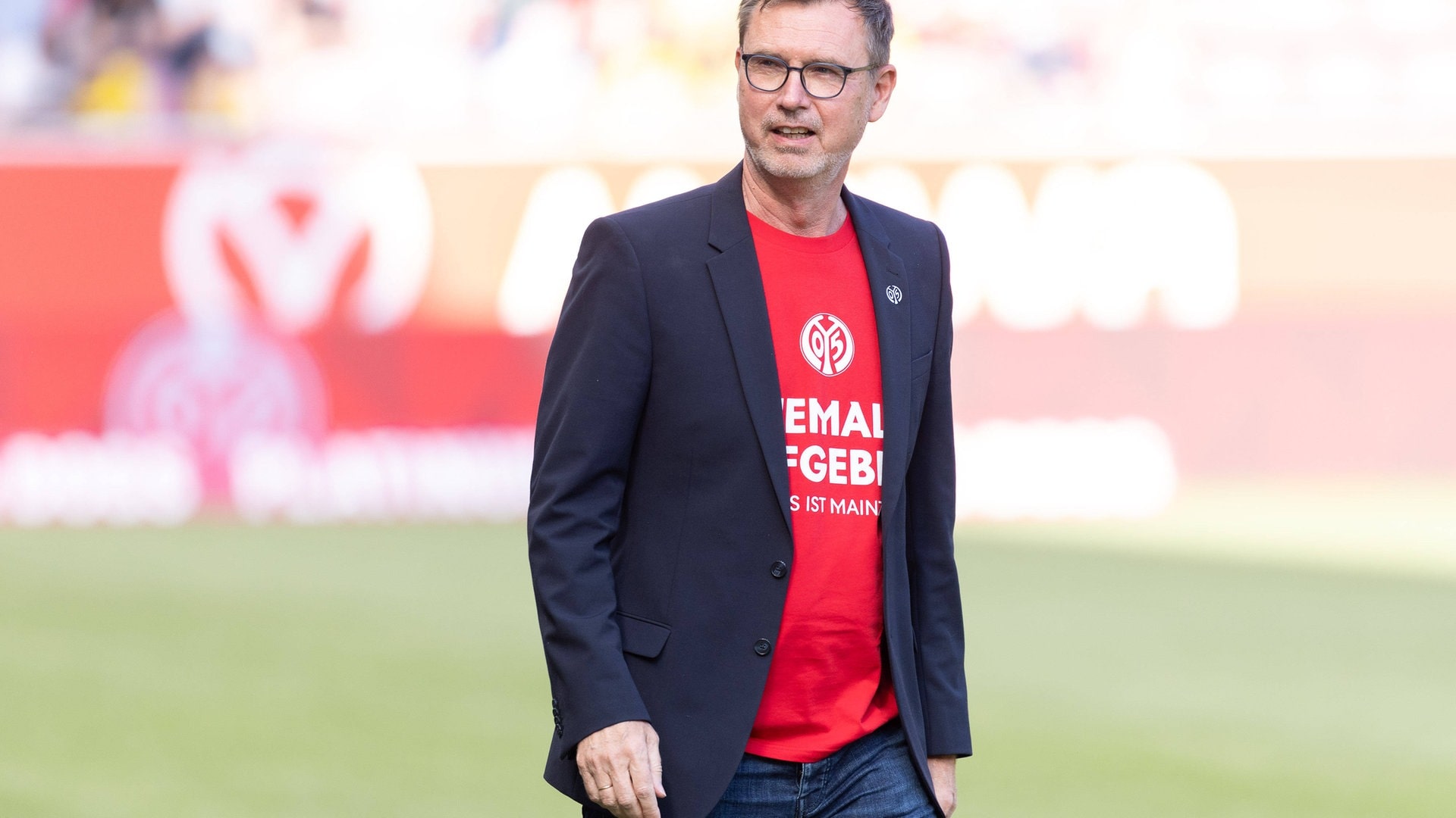 https://www.swr.de/sport/fussball/fsv-mainz-05/1730633515435%2Cstefan-hofmann-mainz-05-mitgliederversammlung-100~_v-16x9@2dXL_-77ed5d09bafd4e3cf6a5a0264e5e16ea35f14925.jpg