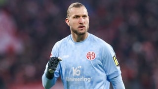 Torhüter Robin Zentner vom 1. FSV Mainz 05 ballt die Faust beim Spiel gegen Borussia Dortmund