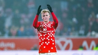 Jonathan Burkardt, Stürmer des 1. FSV Mainz 05, freut sich über den Sieg gegen die TSG Hoffenheim. 