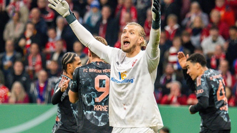 Bayern München jubelt, Mainz-Keeper Robin Zentner regt sich auf: Im Oktober 2024 setzt es für Mainz 05 im DFB-Pokal gegen den FCB eine 0:4-Heimklatsche. Die Rheinhessen werden phasenweise vorgeführt.