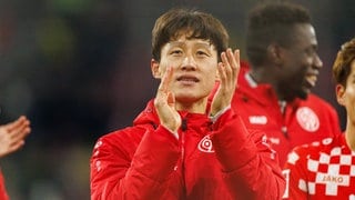 Mainz 05-Profi Jae-Sung Lee klatscht zu den Fans