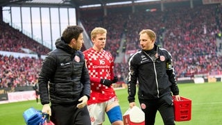 Jonathan Burkardt vom 1. FSV Mainz 05 muss im Spiel gegen Bayern München verletzt den Platz verlassen