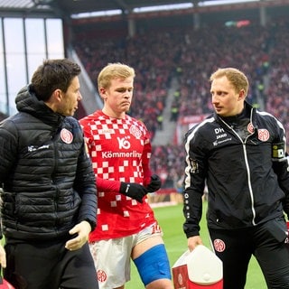 Jonathan Burkardt vom 1. FSV Mainz 05 muss im Spiel gegen Bayern München verletzt den Platz verlassen