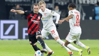 Werden aus Konkurrenten bald Mitspieler? Jonathan Burkardt (Mitte) gegen die Eintracht mit Mario Götze.