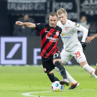 Werden aus Konkurrenten bald Mitspieler? Jonathan Burkardt (Mitte) gegen die Eintracht mit Mario Götze.