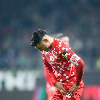 Nadiem Amiri vom 1. FSV Mainz 05 fasst sich an die schmerzende Leiste